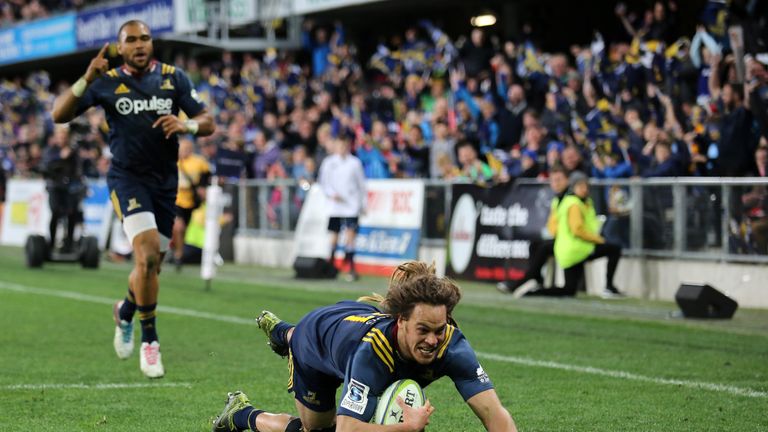 Dan Pryor crosses for the Highlanders