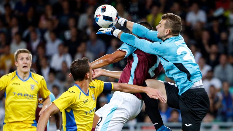 Winston Reid is fouled by goalkeeper Axel Maraval, leading to West Ham's penalty