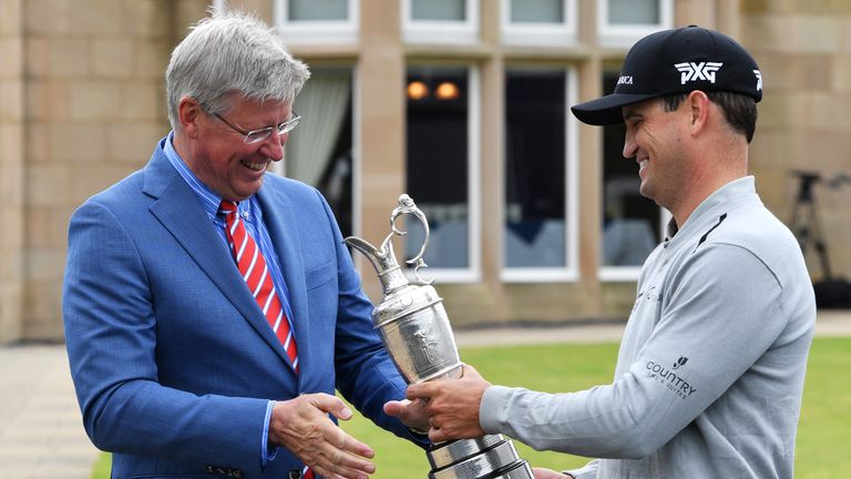 R&A chief Martin Slumbers takes custody of the Claret Jug from the defending champion