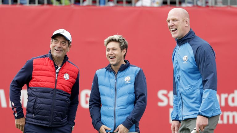 O'Connell enjoys a joke with compatriot Niall Horan and musician Huey Lewis