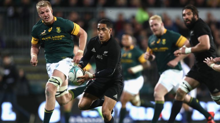 Aaron Smith makes a break against the Springboks