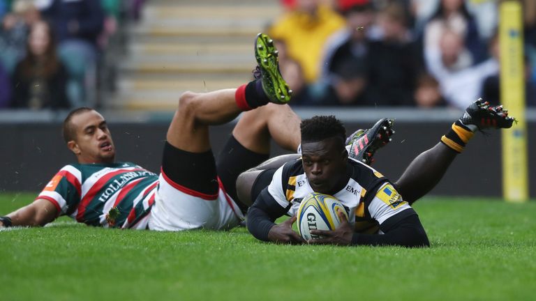 Christian Wade beats Peter Betham to the ball to score Wasps' first try