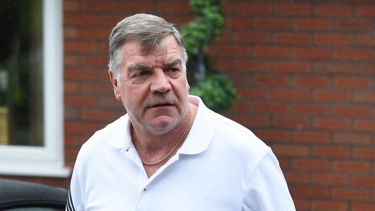 Sam Allardyce afuera de su casa el día después de perder su trabajo como gerente de Inglaterra