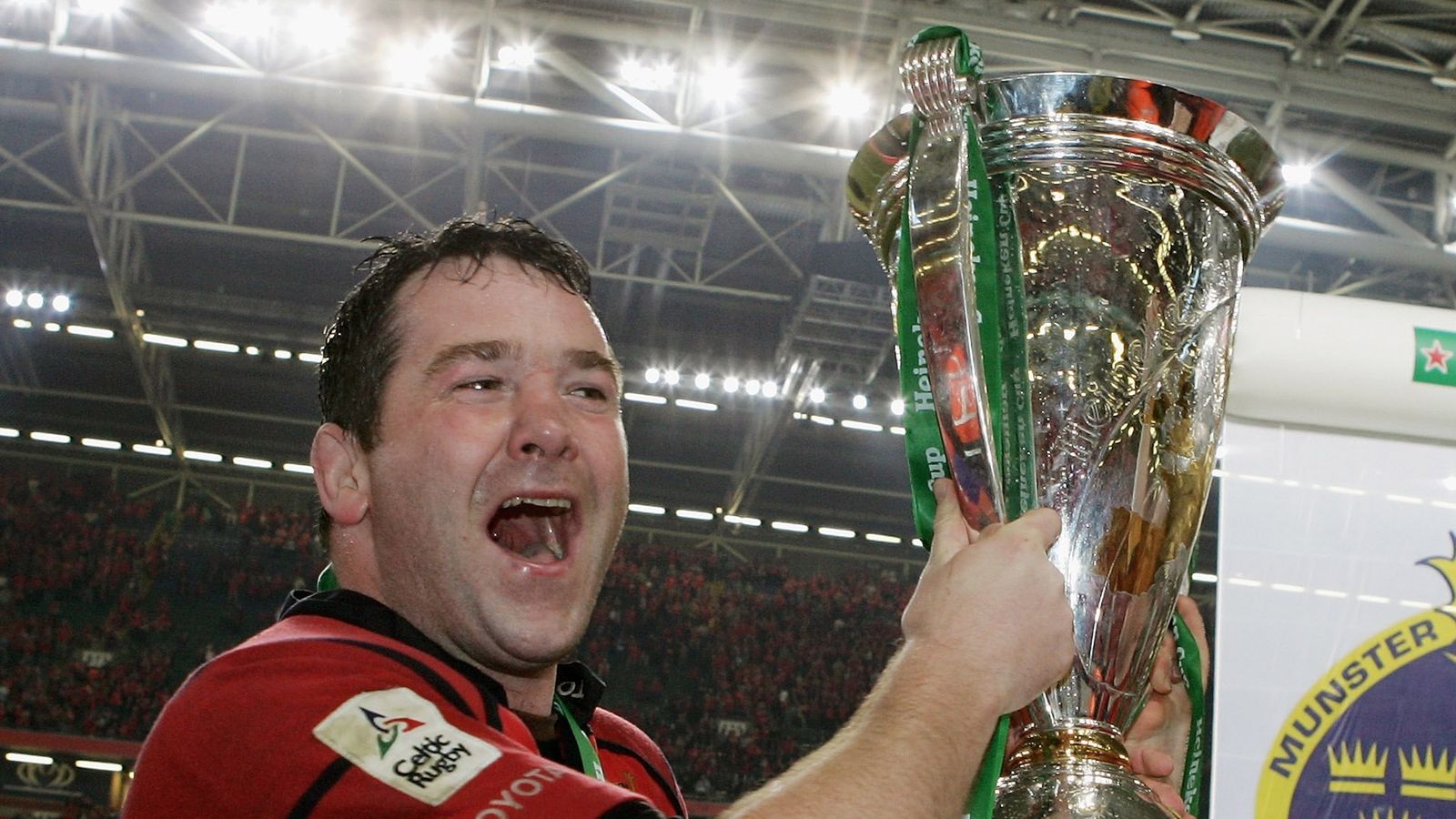 Munster pay tribute to coach Anthony Foley, who has died at the age of