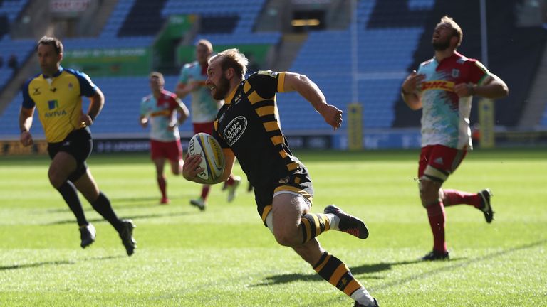 Dan Robson runs in Wasps' third try