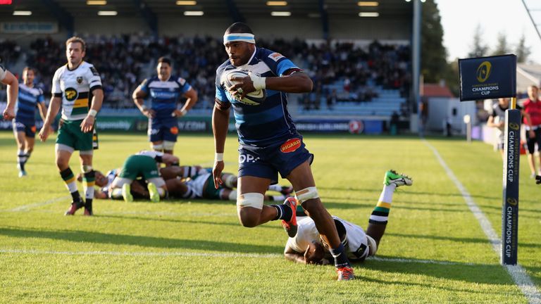 Alexandre Bias breaks clear to score Castres' fourth try 