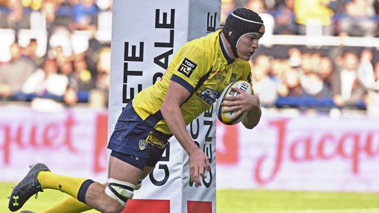 Clermont's lock Arthur Iturria scores a try against Toulouse