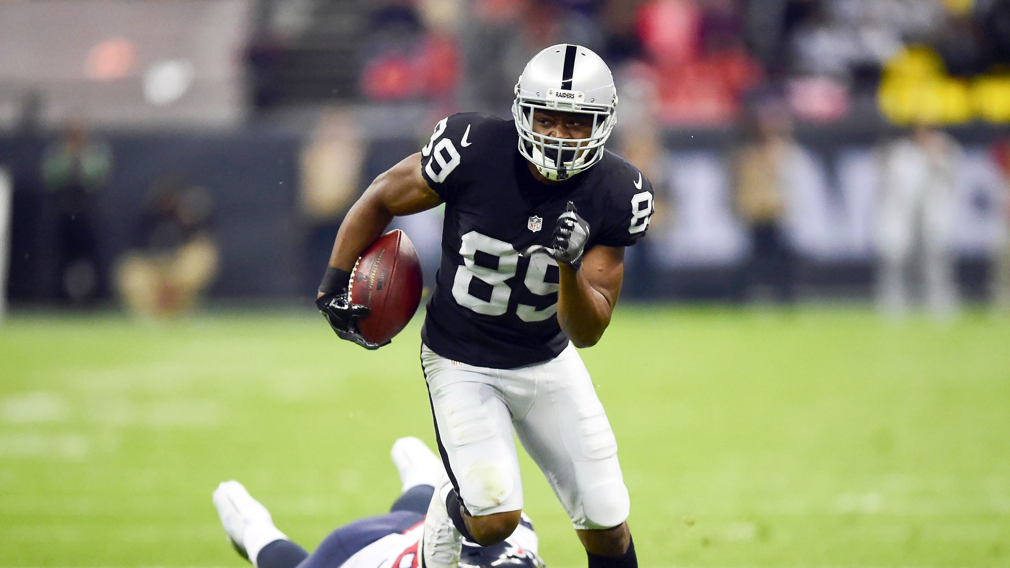 Raiders wake up in fourth quarter to grab 27-20 win over Texans in Mexico