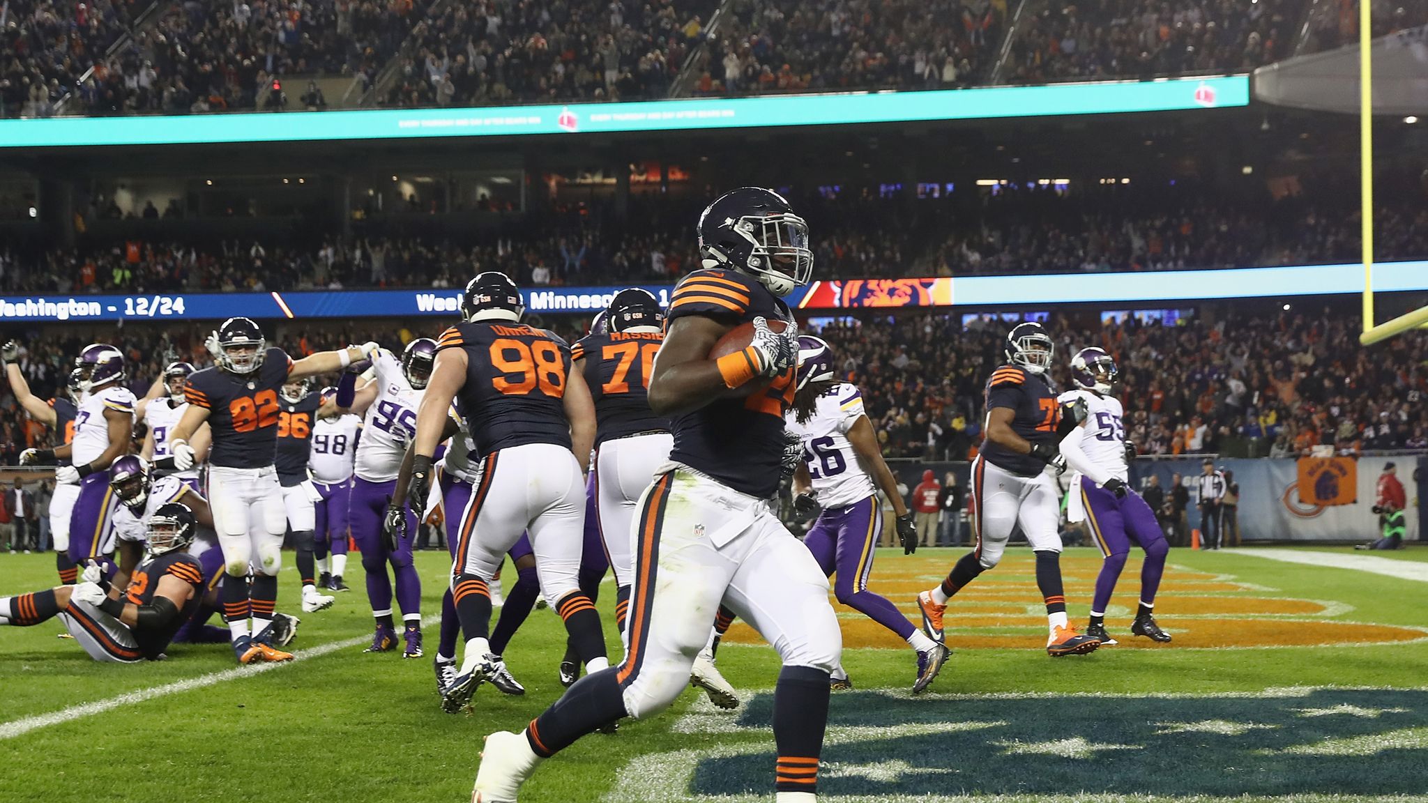 Bears' offense explodes on Vikings