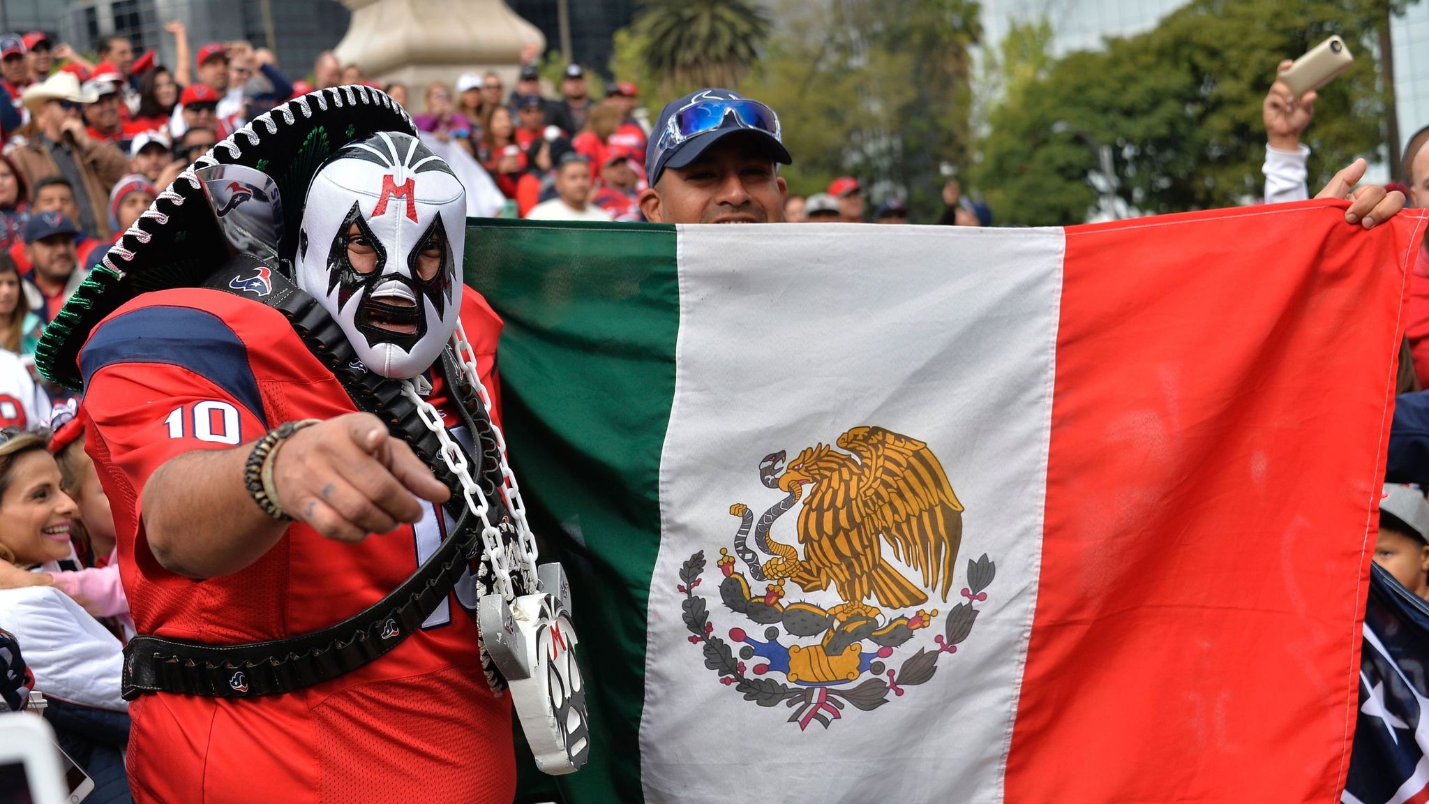 Raiders wake up in fourth quarter to grab 27-20 win over Texans in Mexico