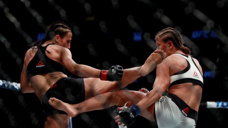 Karolina Kowalkiewicz (right) couldn't take Joanna Jedrzejczyk's belt
