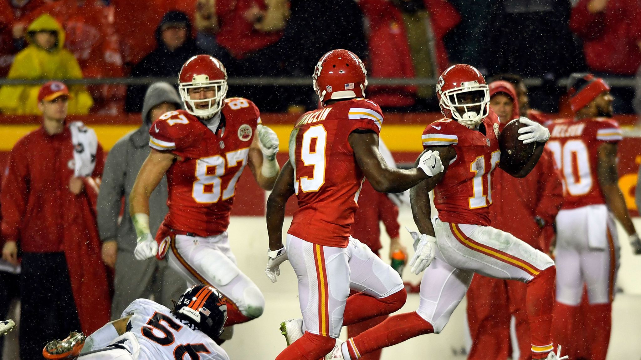 Travis Kelce and the Kansas City Chiefs outclass the Denver Broncos on  Thursday Night Football