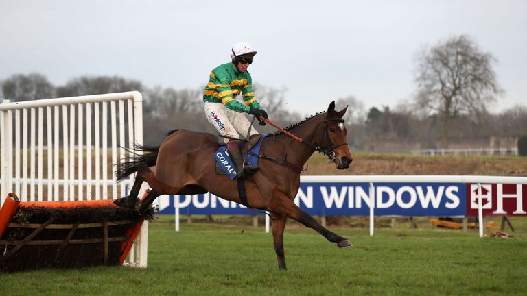 Defi Du Seuil ridden by jockey Richard Johnson