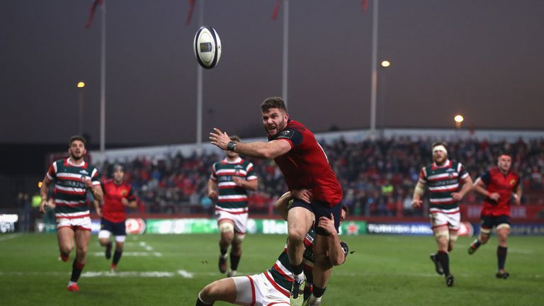 Taute of Munster is held back by George Worth which resulted in a penalty try