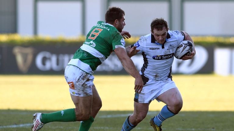 Peter Murchie takes on the Treviso defence