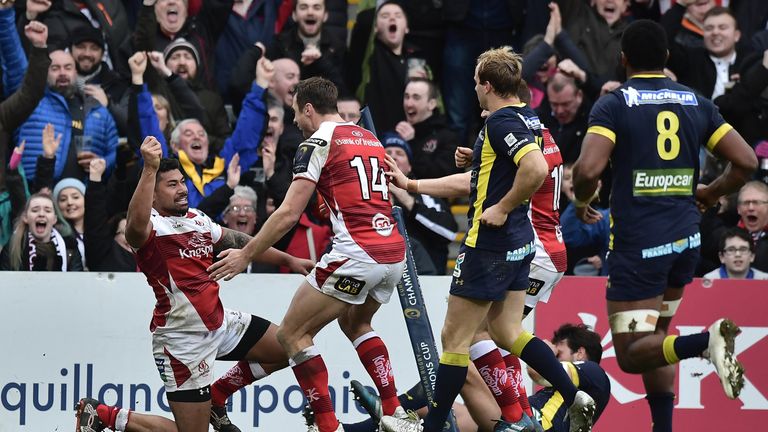Charles Piutau (L) is congratulated after scoring Ulster's fifth try