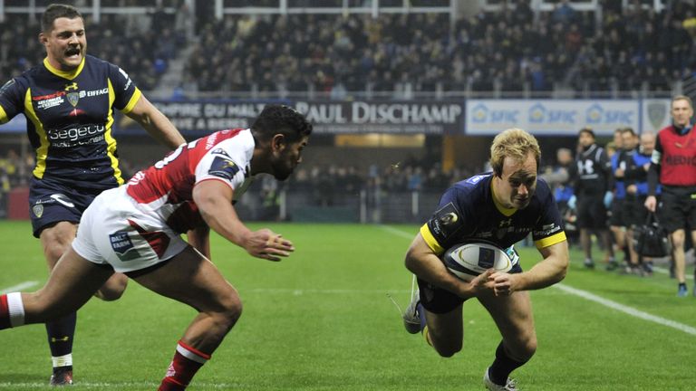 Nick Abendanon scored two first-half tries as Clermont led 21-0 at the break