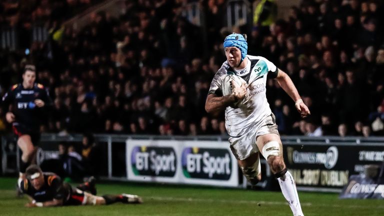 Justin Tipuric scores for the Ospreys