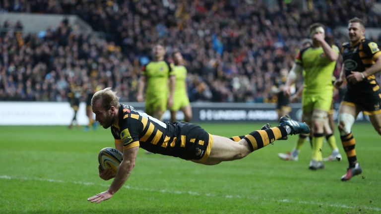 Dan Robson dives over for Wasps' third try