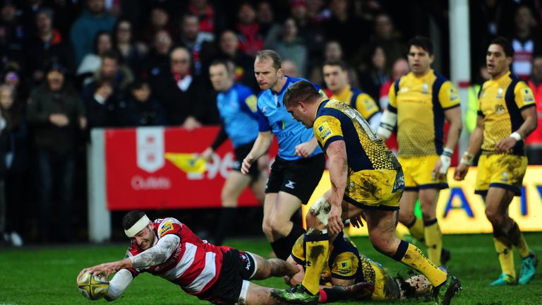  Jonny May crosses for the opening try