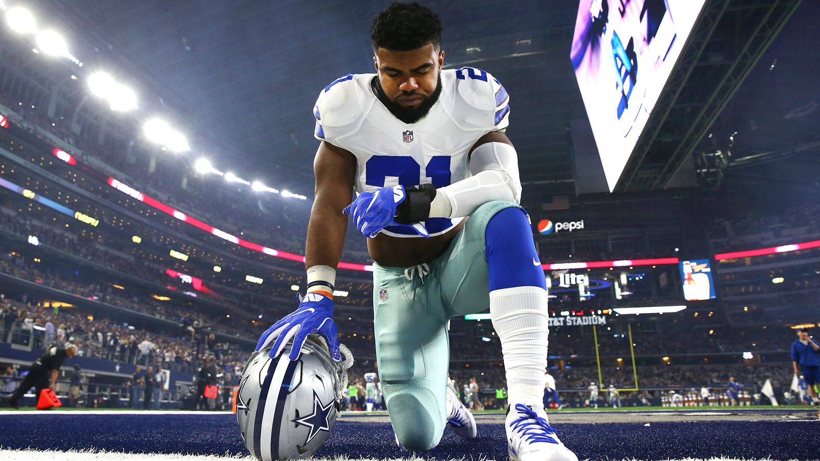 Cowboys' Ezekiel Elliott didn't start due to 'disciplinary issue'