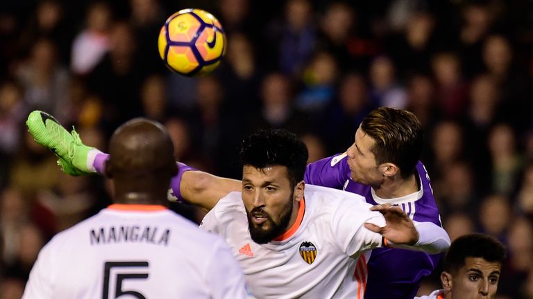 Valencia 2 - 1 R Madrid - Match Report & Highlights