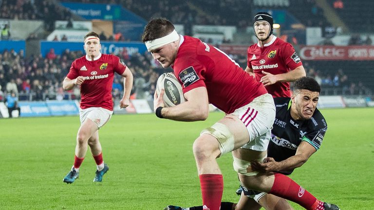 Jack O'Donoghue scores his Munster's first try