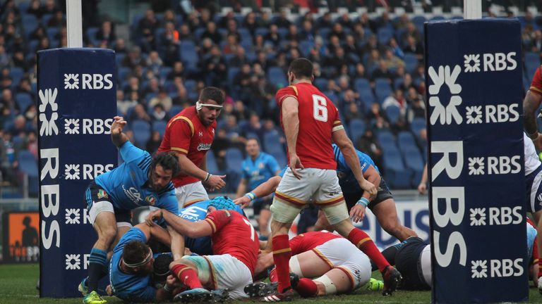 Edoardo Gori scores the opening try from a maul