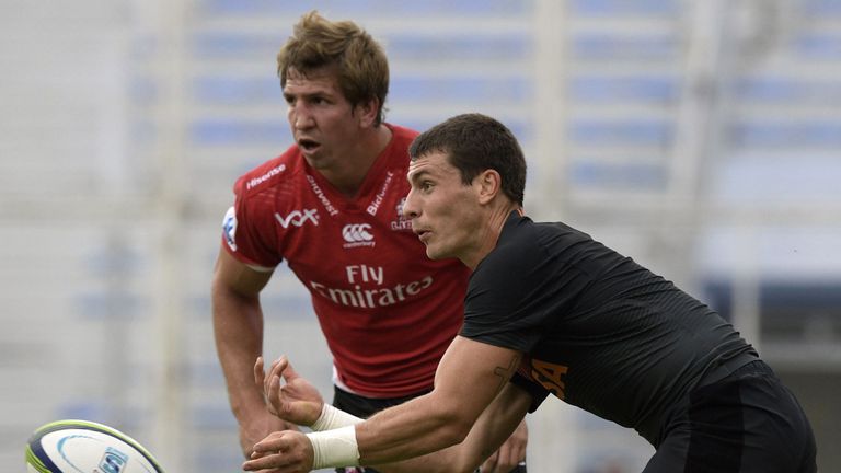 Scrum-half Gonzalo Bertranou passes the ball in front of Kwagga Smith