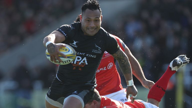 Sonatane Takulua of Newcastle Falcons evades Schalk Brits