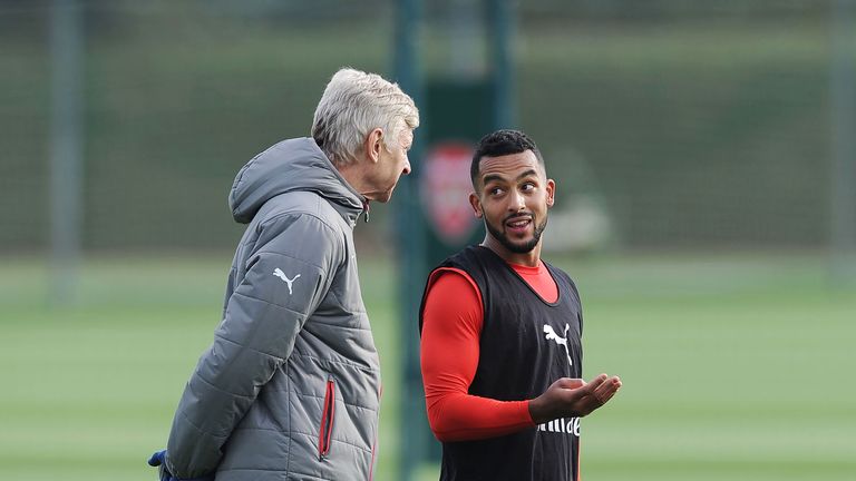 Arsene Wenger talks with Walcott during a training session at London Colney