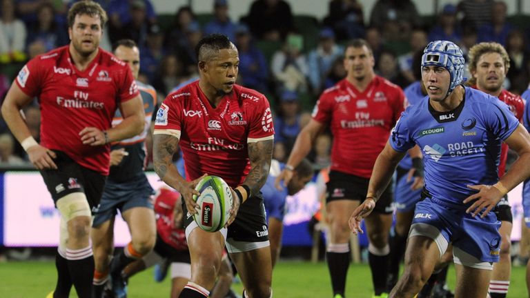 Elton Jantjies runs with the ball against the Force