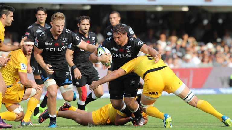 Etienne Oosthuizen carries the ball into the Jaguares defence