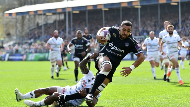 Taulupe Faletau holds off Benito Masilevu to score a try