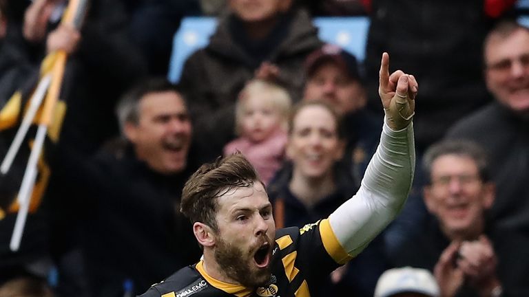 Elliot Daly celebrates scoring Wasps' fourth try 