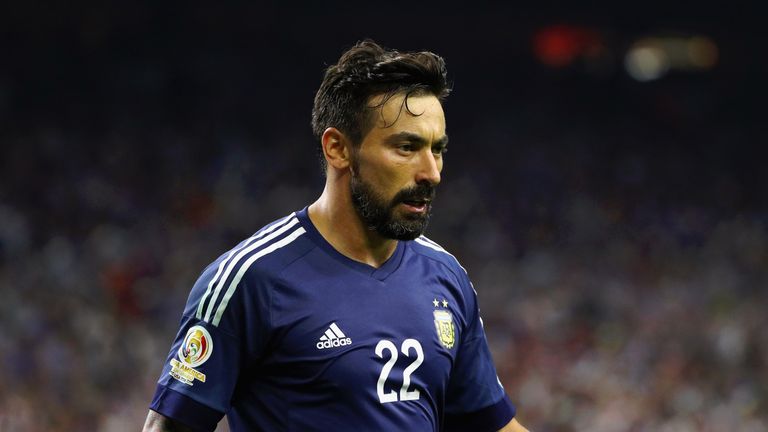 Ezequiel Lavezzi has issued an apology after an offensive picture of him appeared on social media