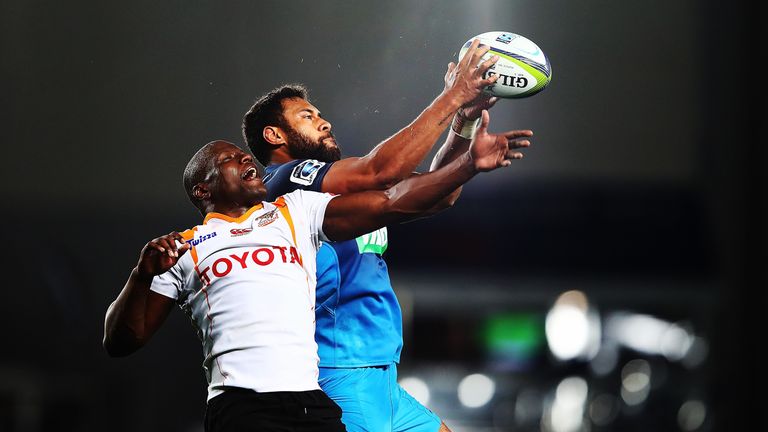 Patrick Tuipulotu takes a lineout ball ahead of Oupa Mahoje of the Cheetahs