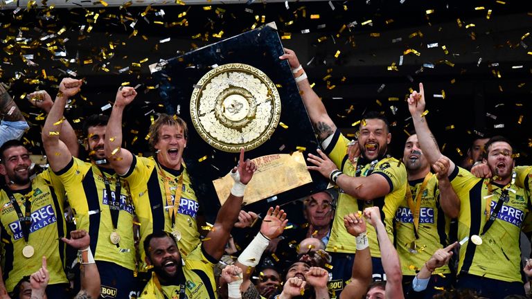 Clermont's players celebrate their TOP 14 final victory