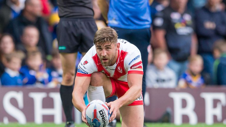 Tommy Makinson lines up a conversion