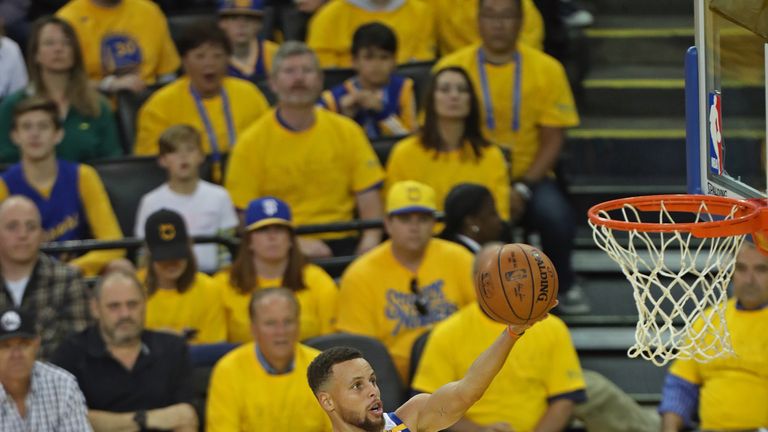 Stephen Curry scored 26 points as the Warriors took a 1-0 advantage at the Oracle Arena