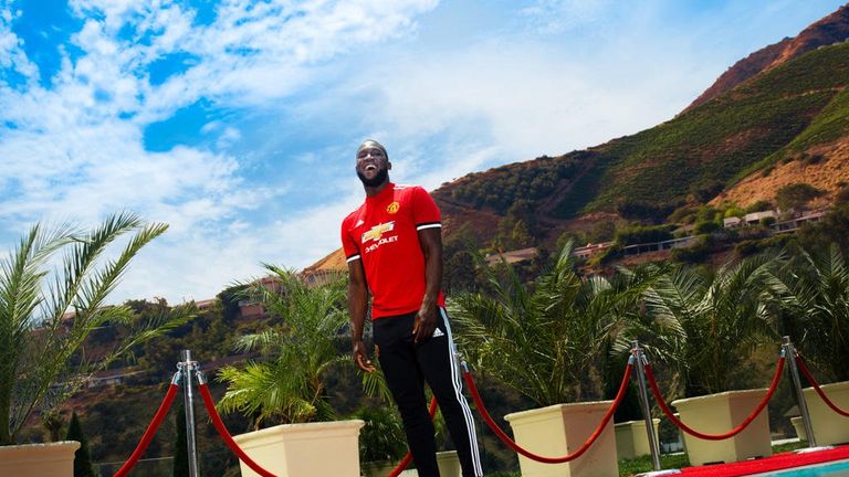 Lukaku completed a medical in Los Angeles. Photo: Twitter/@ManUtd