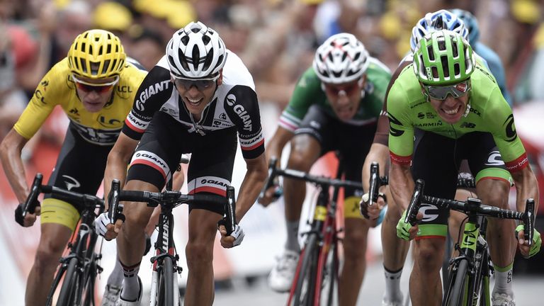 Rigoberto Uran (R) sprints to beat Warren Barguil in a photo finish at the end of stage nine