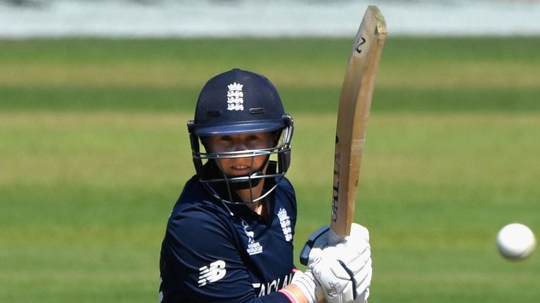 Tammy Beaumont and Sarah Taylor made a World Cup-record second-wicket stand of 275 as England beat South Africa