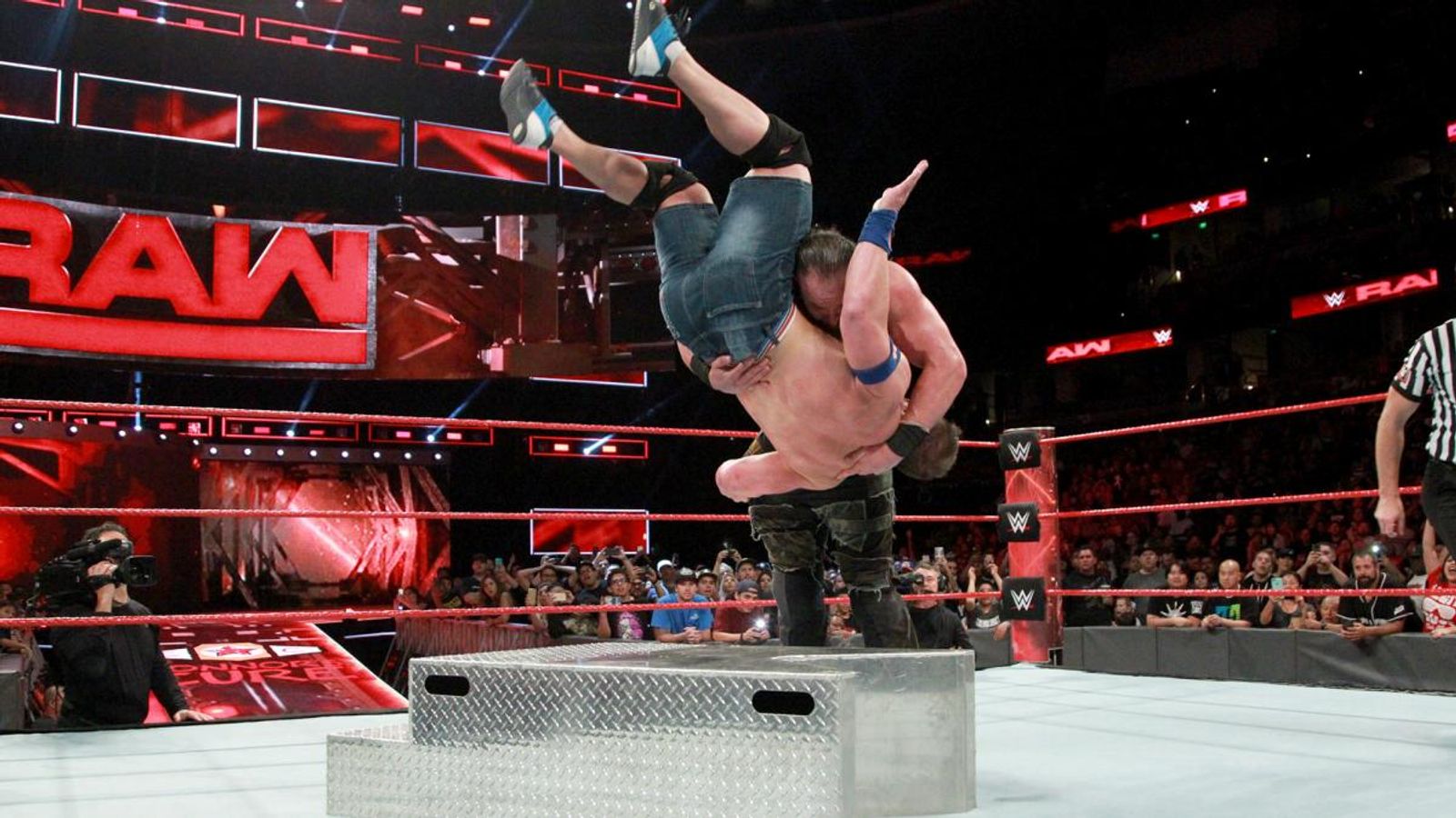 Raw live. Braun Strowman Running Powerslam big show. Braun Strowman Running Powerslam. WWE Raw декабря 2013. WWE 11 сентября.