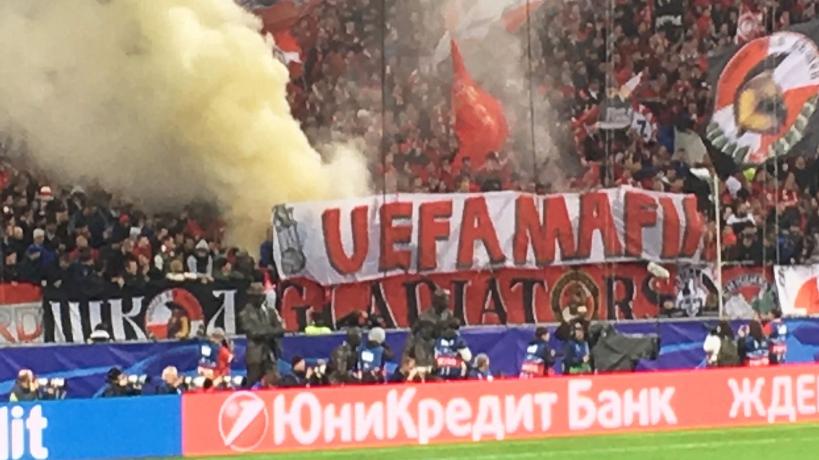 Hajduk Split - Page 26 Skysports-spartak-moscow-crowd-banner-message-flare-flares_4112129