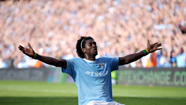 Adebayor celebra frente a los fanáticos del Arsenal después de anotar para el Manchester City