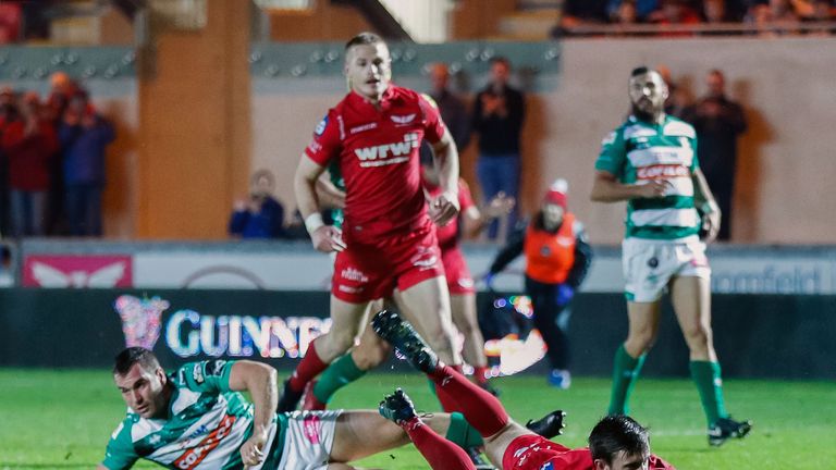 Dan Jones went over for Scarlets' opening try 