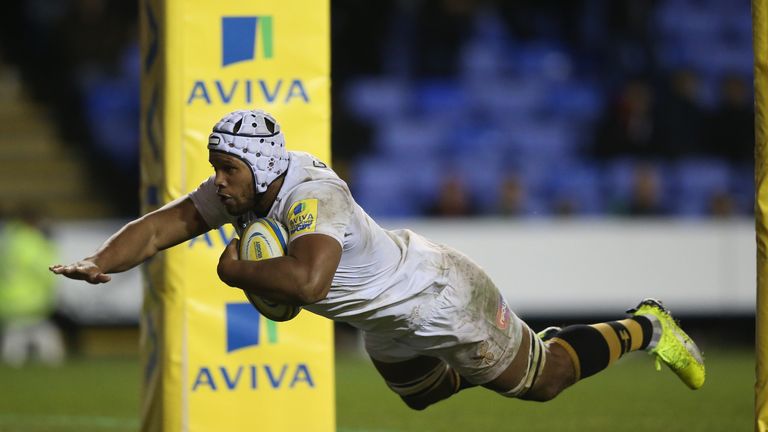 Nizaam Carr of Wasps crosses for a try at Madejski Stadium
