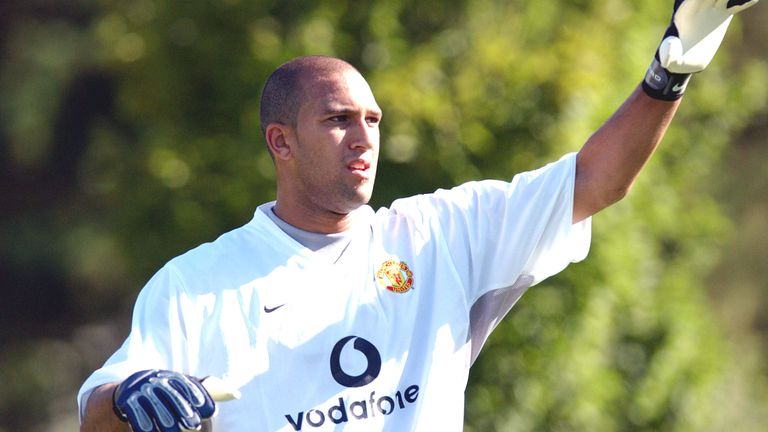 Howard moved to Manchester United in 2003, and later to Everton in 2006