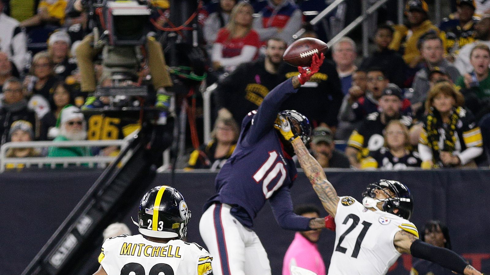 WATCH: DeAndre Hopkins makes ridiculous one-handed catch vs. Chargers